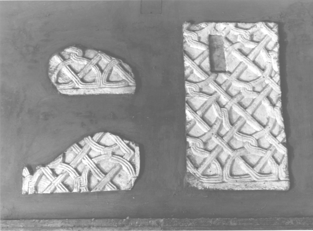 motivi decorativi geometrici (pluteo, frammento) - ambito romano (secc. VIII/ IX)