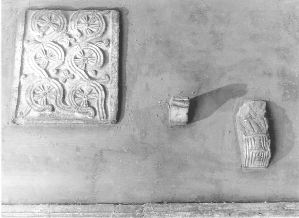 motivi decorativi geometrici e vegetali (rilievo, frammento) - ambito romano (secc. VIII/ IX)