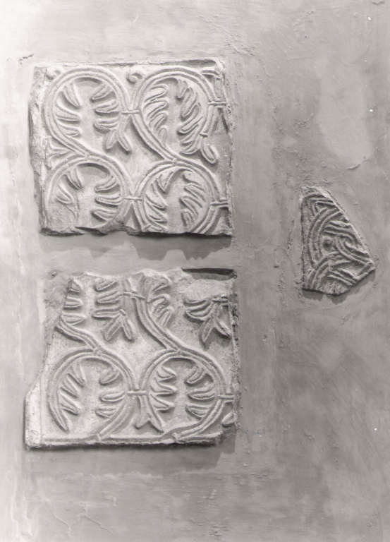 motivi decorativi a girali (rilievo, frammento) - ambito laziale (secc. VIII/ IX)