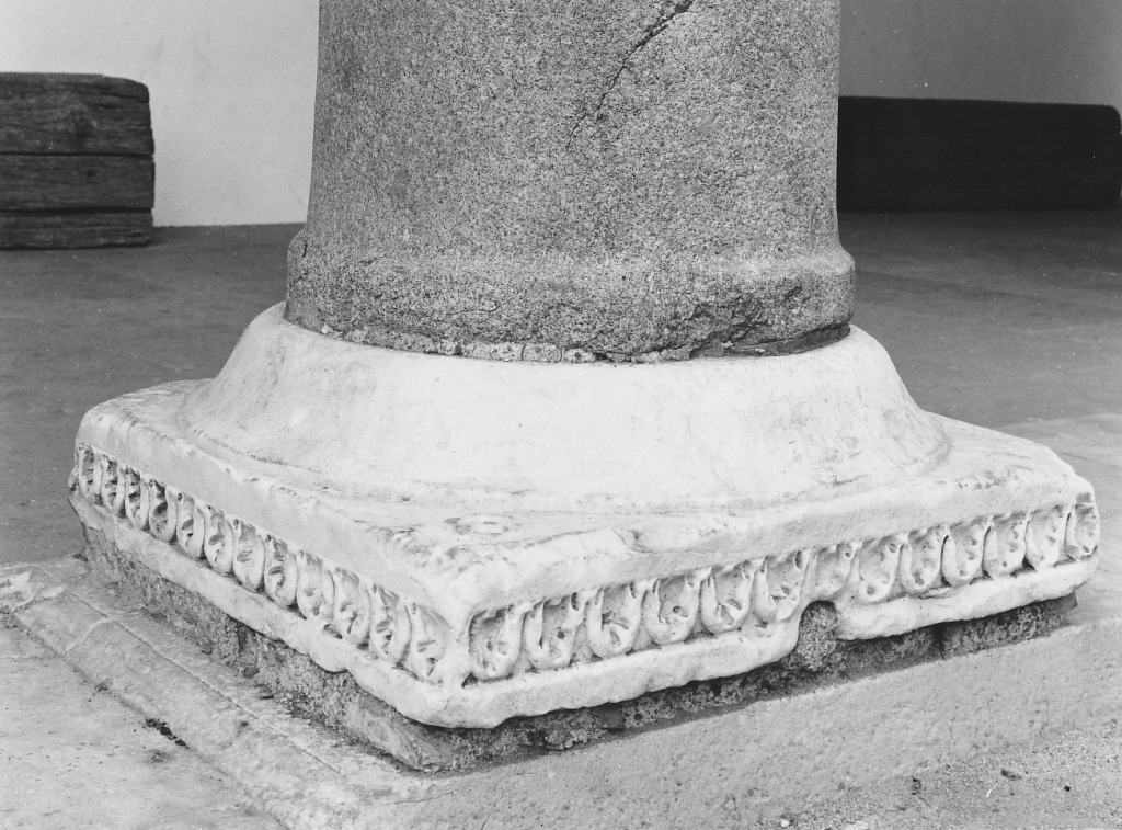 base di colonna - ambito romano (sec. XII)