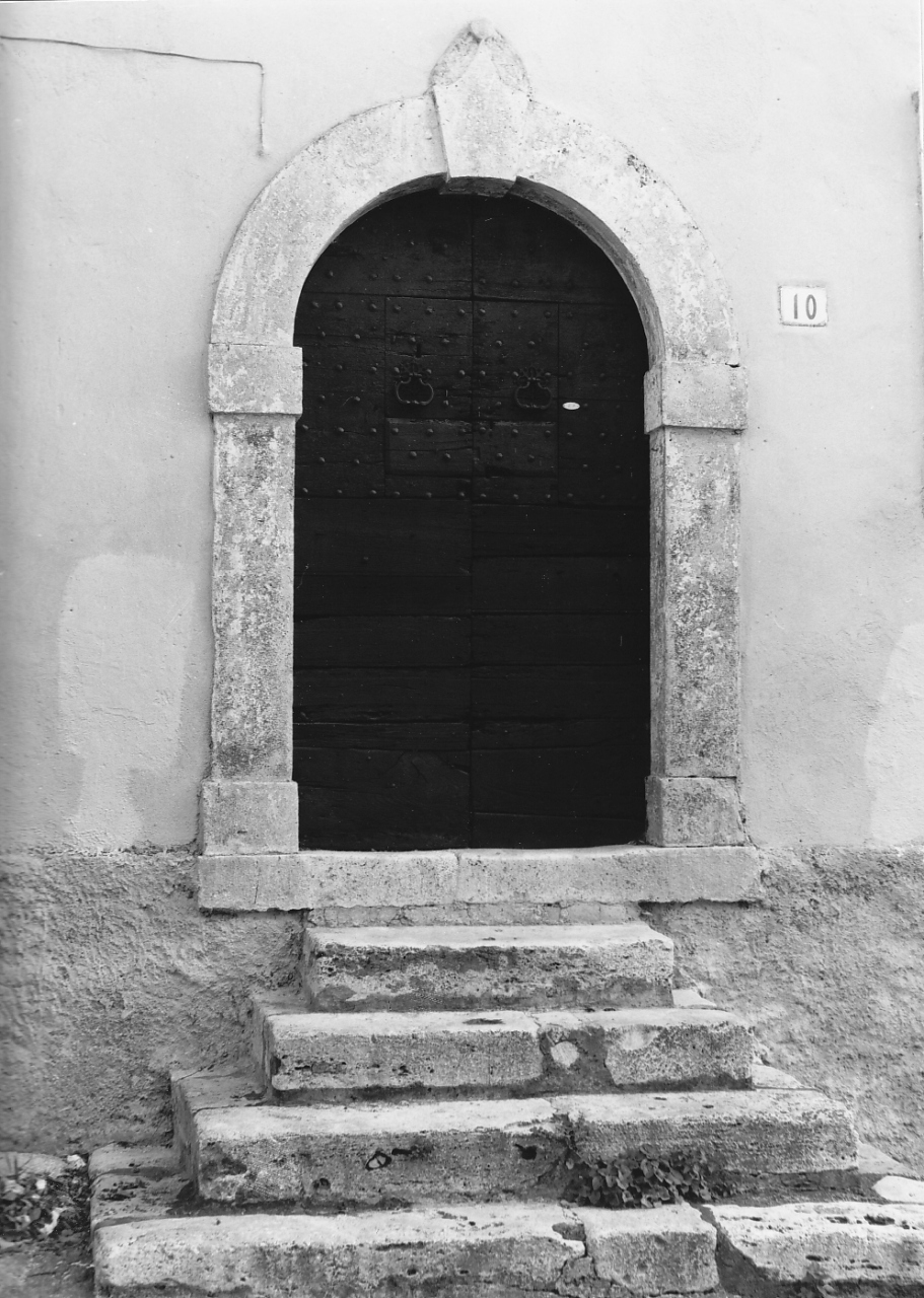 portale, opera isolata - maestranze laziali (secc. XV/ XVI)