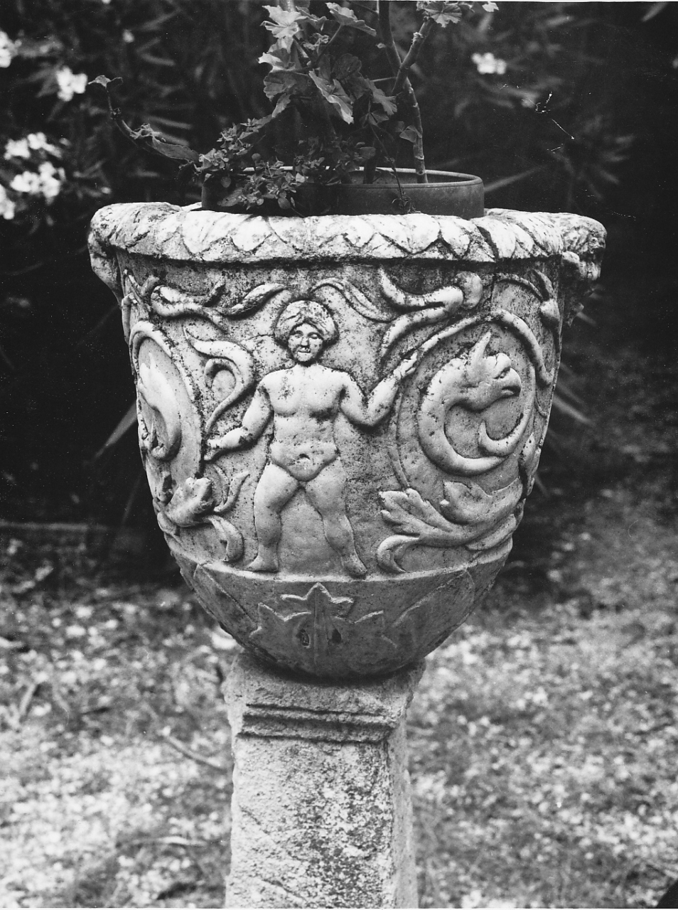 motivi decorativi vegetali con putti (vaso, opera isolata) - ambito romano (sec. III)