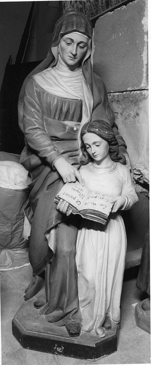 Sant'Anna insegna a leggere a Maria Vergine (gruppo scultoreo, elemento d'insieme) di Righetti Emilio (sec. XX)