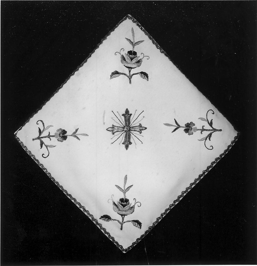 croce/motivi decorativi floreali (copriostensorio, opera isolata) - manifattura cremonese (secondo quarto sec. XX)