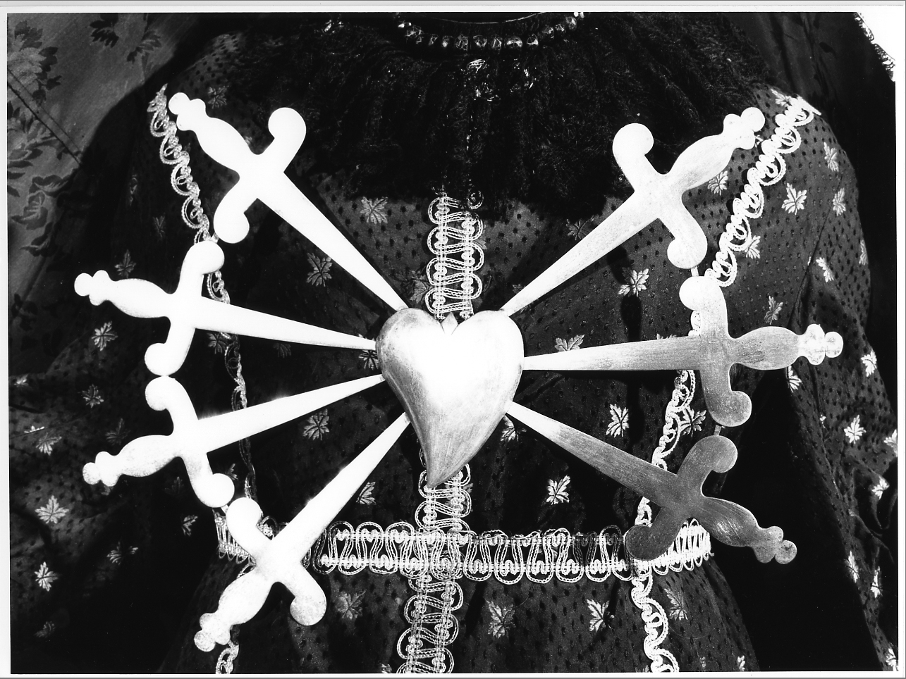 Simbolo della Madonna addolorata: cuore trafitto da sette spade (rilievo, opera isolata) - ambito lombardo (sec. XIX)
