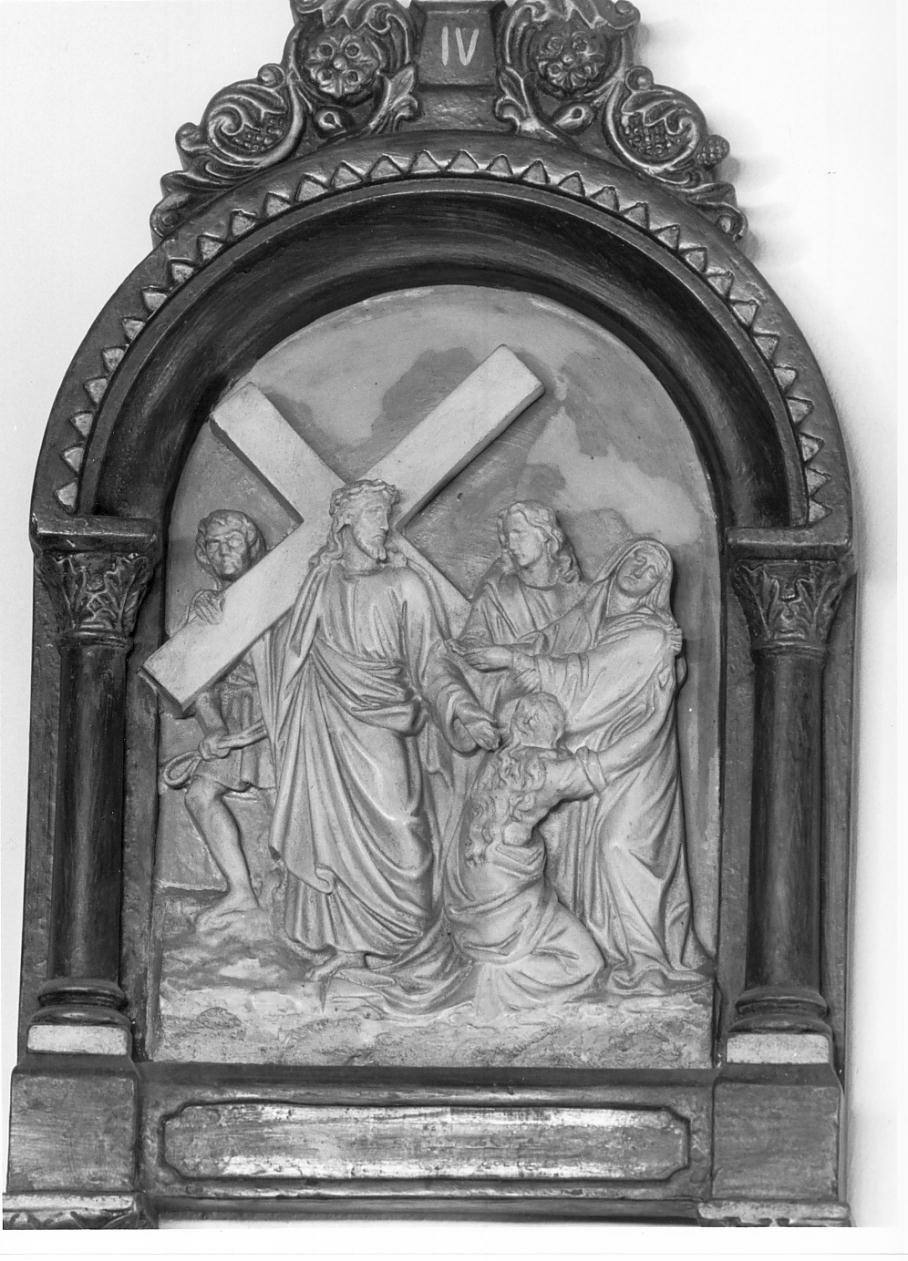 Stazione IV Gesu' incontra la Madonna (formella, elemento d'insieme) - bottega altoatesina (sec. XIX)