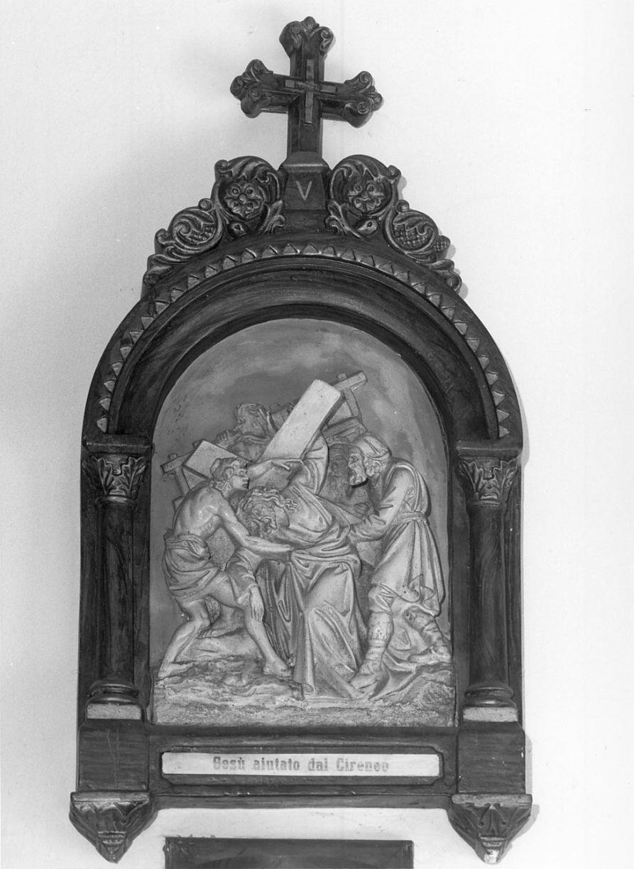 Stazione V Gesu' aiutato dal cireneo a portare la croce (formella, elemento d'insieme) - bottega altoatesina (sec. XIX)