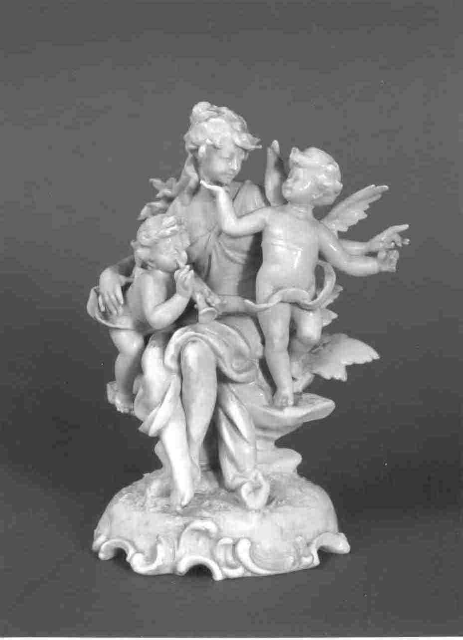 donna con amorini (statuetta, coppia) - manifattura di Capodimonte (prima metà sec. XIX)