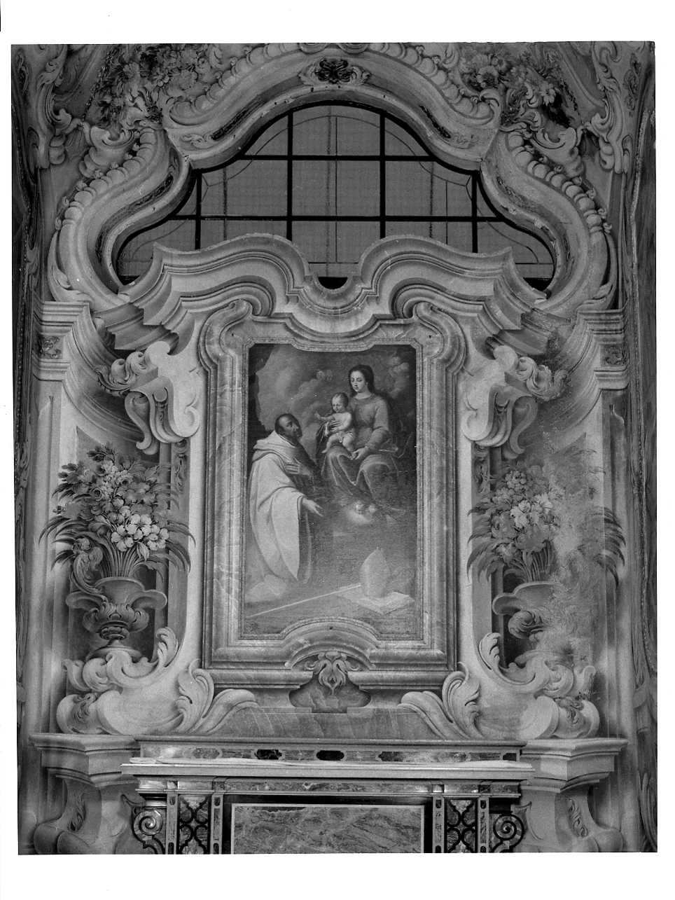 ancona dipinta con vasi di fiori (dipinto, elemento d'insieme) di Sassi Giovanni Battista (e aiuti) (secondo quarto sec. XVIII)