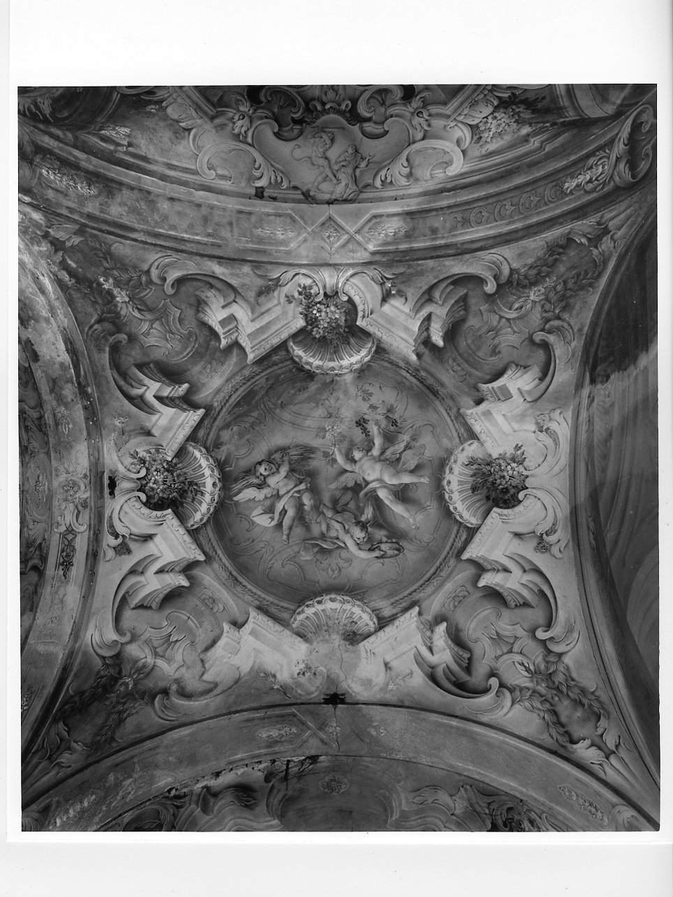 motivi decorativi floreali e a voluta (dipinto, elemento d'insieme) di Sassi Giovanni Battista (e aiuti) (secondo quarto sec. XVIII)