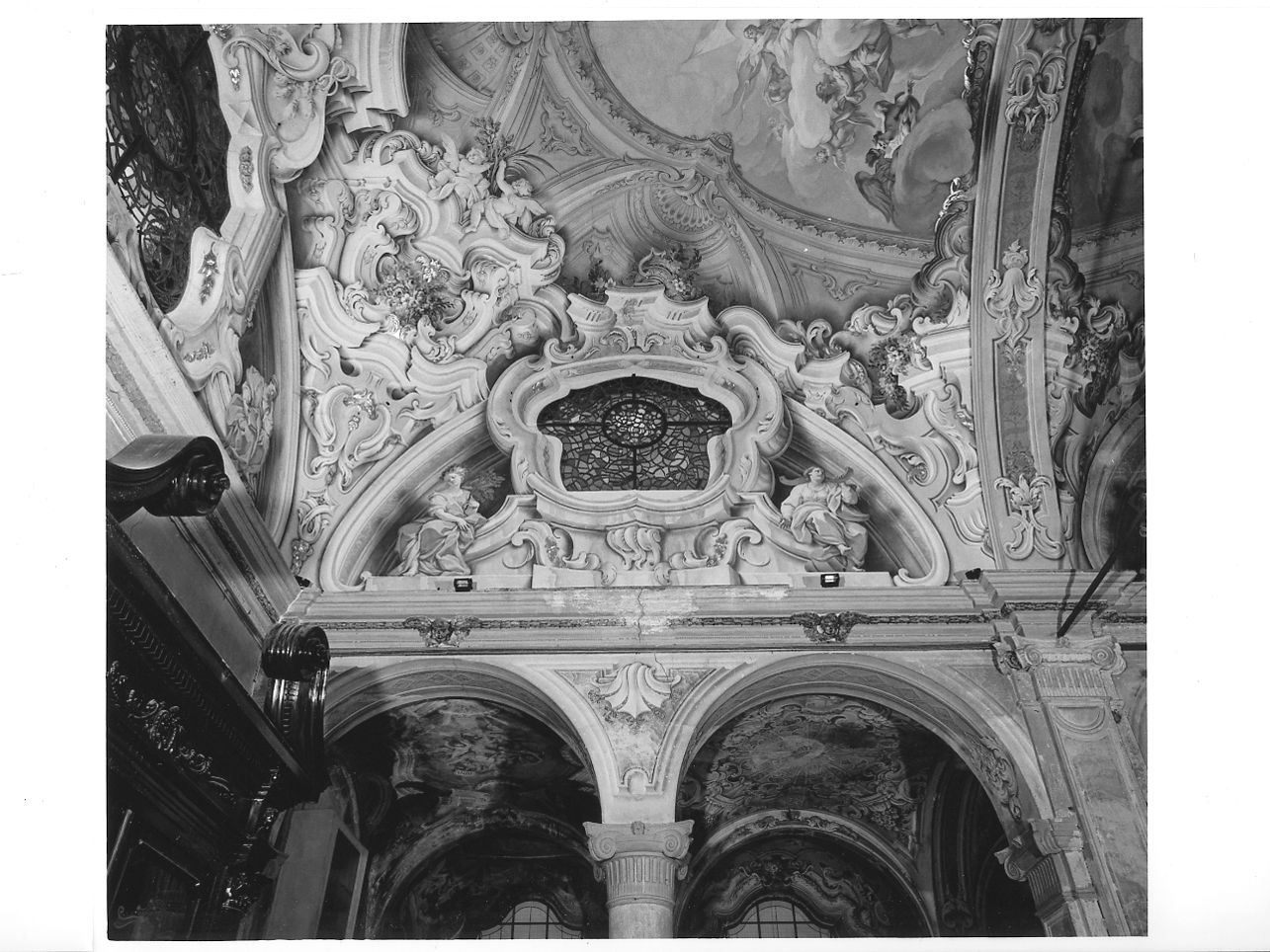 decorazione a finto stucco con virtù e con l'Obbedienza (dipinto, elemento d'insieme) di Sassi Giovanni Battista (e aiuti) (secondo quarto sec. XVIII)