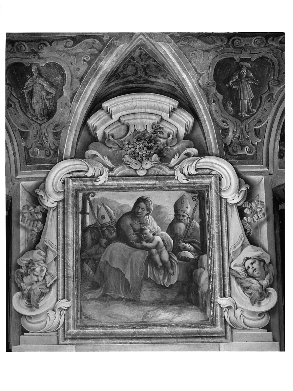 Finta cornice con fiori e cherubini (dipinto, elemento d'insieme) di Sassi Giovanni Battista (e aiuti) (secondo quarto sec. XVIII)