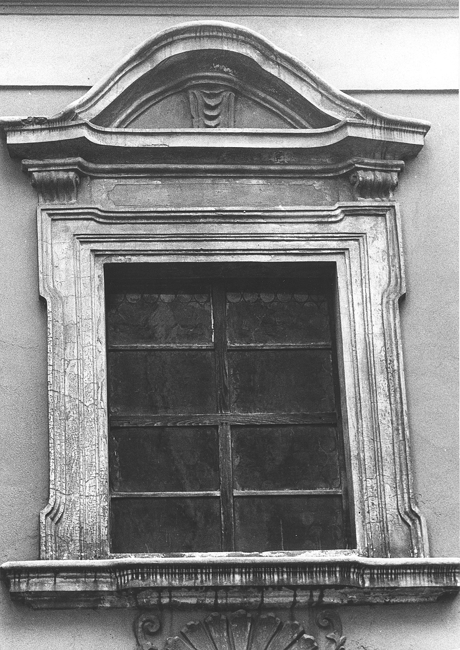finestra, opera isolata - ambito italiano (prima metà sec. XVIII)