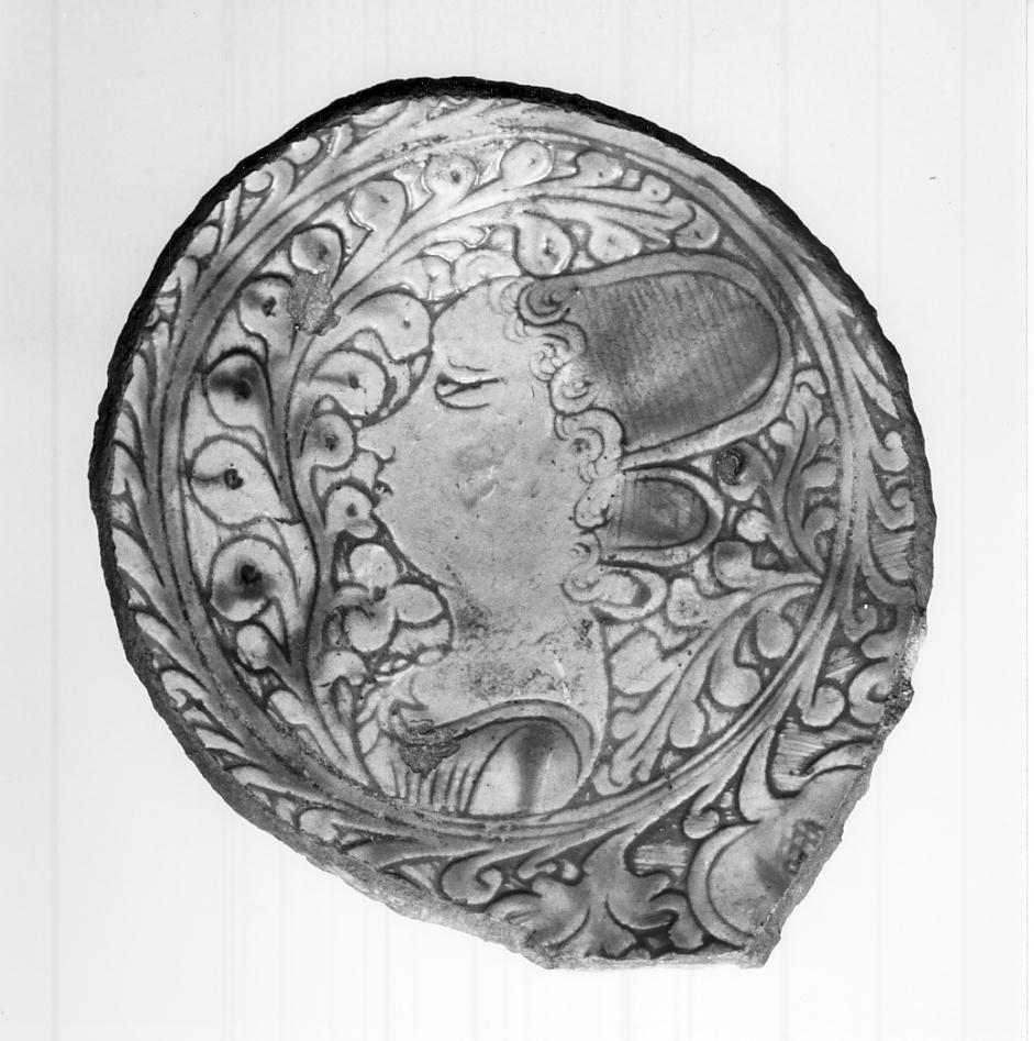 profilo di donna e fondo a foglie (formella, frammento) - manifattura cremonese (fine/inizio secc. XV/ XVI)