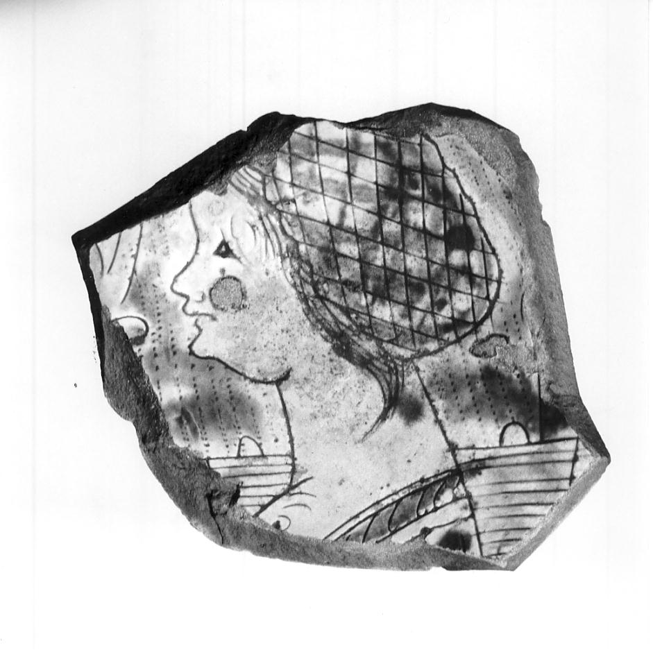 fanciulla su sfondo a graticcio (formella, frammento) - manifattura padana (fine/inizio secc. XV/ XVI)