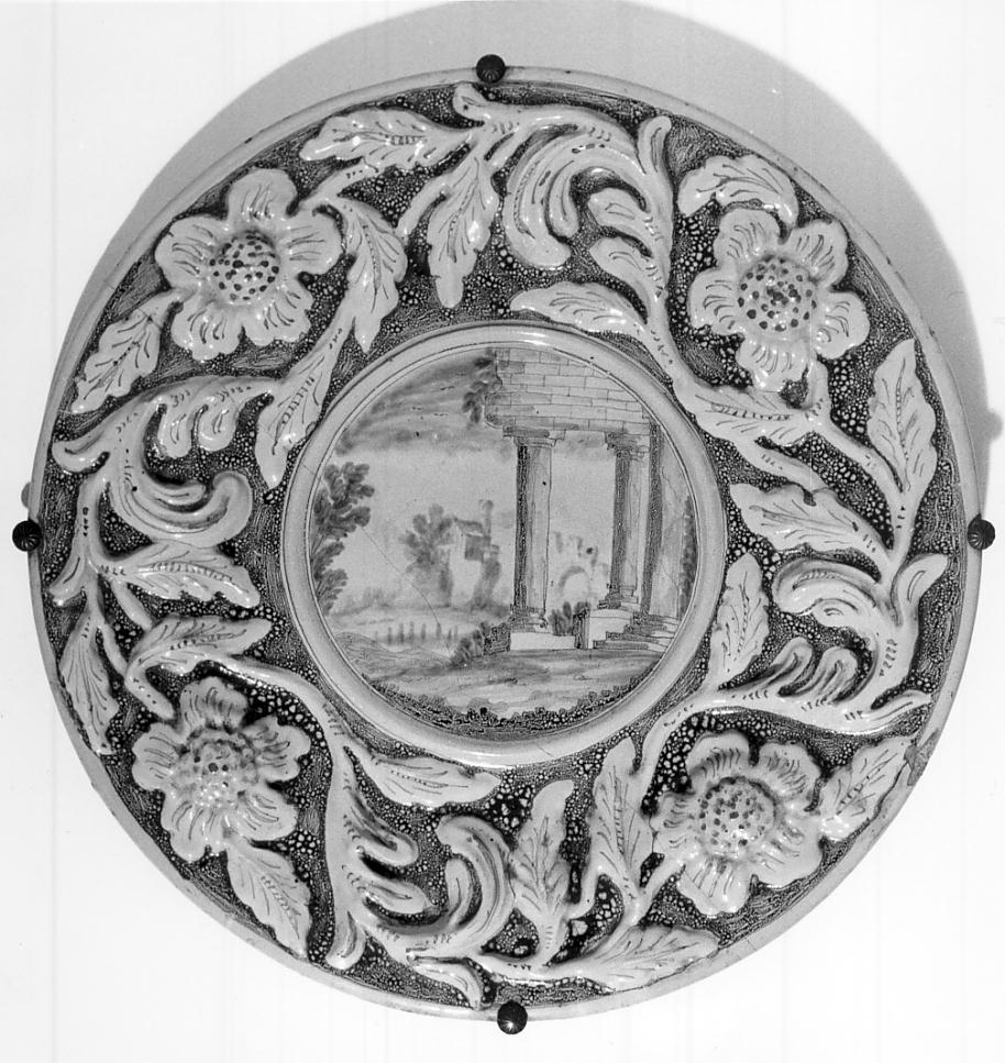 Fascia con ghirlanda e paesaggio (piatto, opera isolata) - manifattura bassanese (fine/inizio secc. XVII/ XVIII)