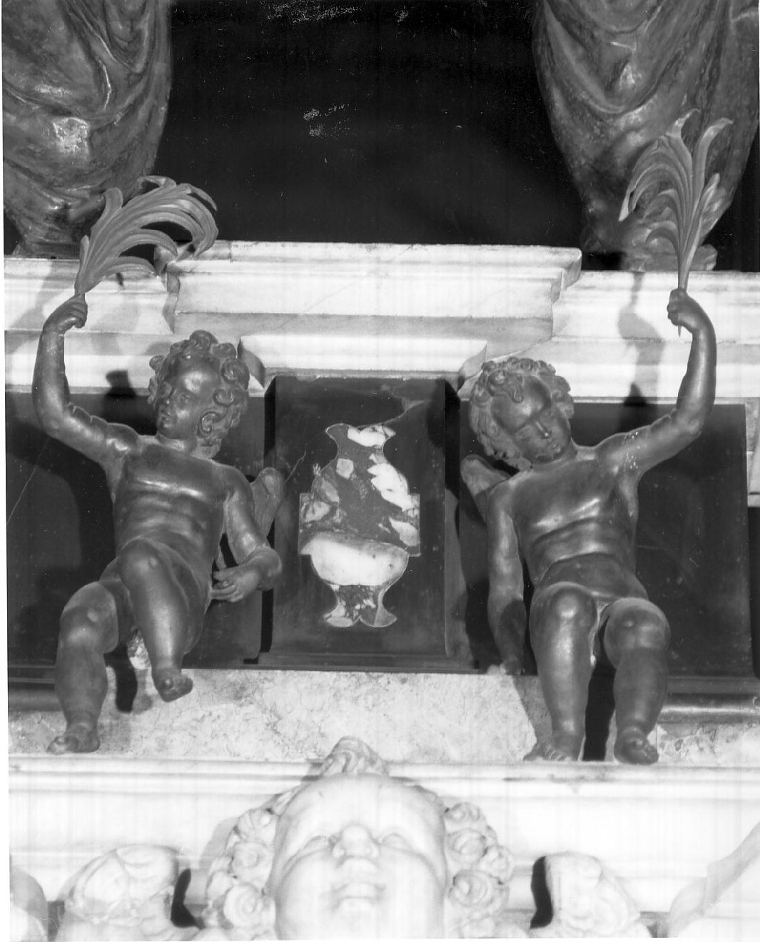 angeli reggipalma (veste da statua, serie) di Carra Giovanni Antonio (attribuito) (sec. XVII)