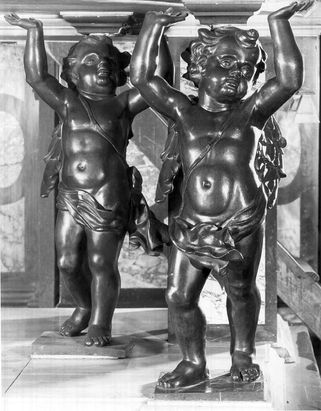 angeli reggimensa (statua, coppia) di Carra Giovanni Antonio (attribuito) (sec. XVII)