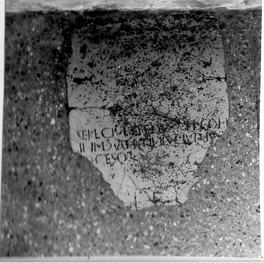lastra tombale, frammento - ambito bresciano (sec. XV)