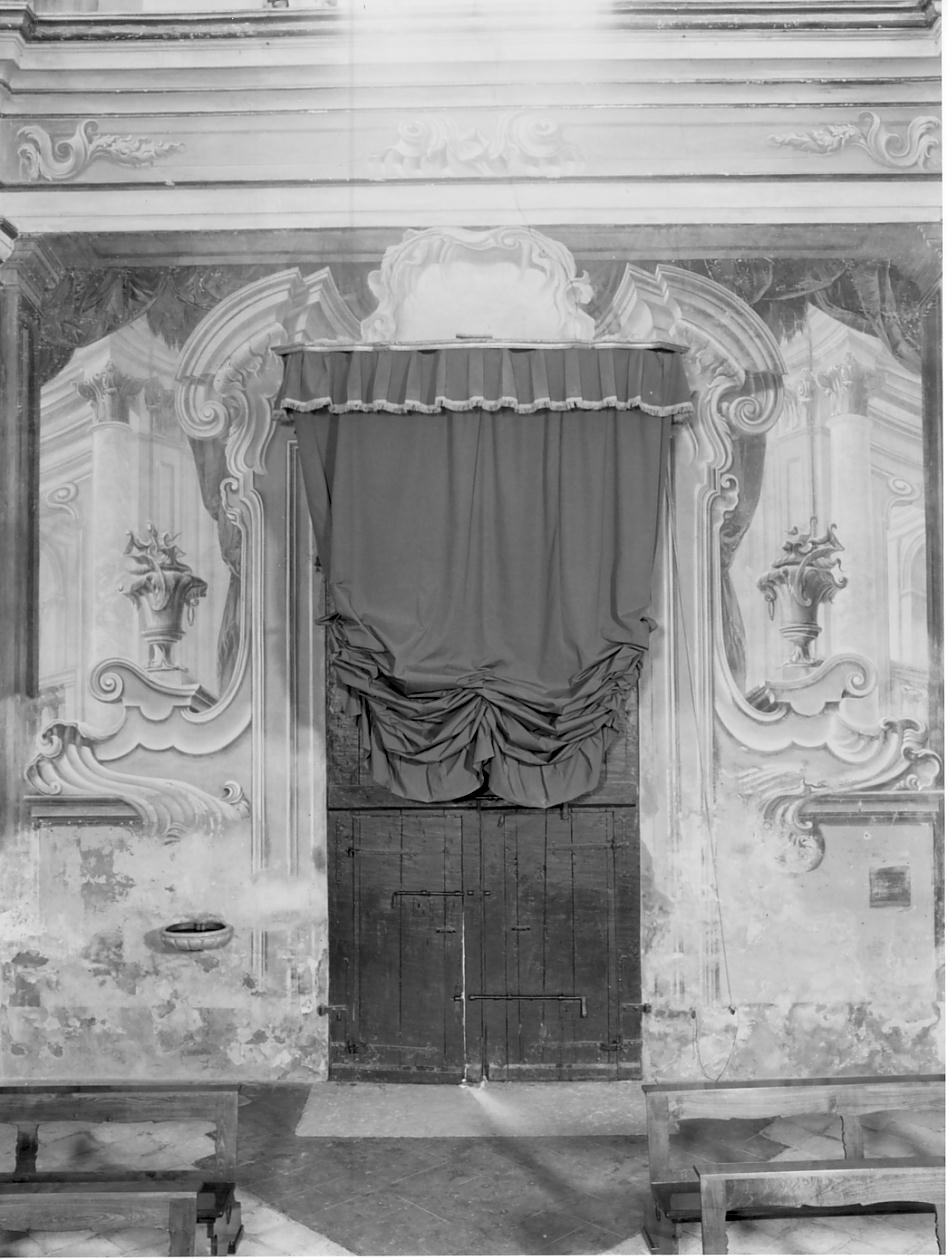 finta architettura//vaso//mostra di porta (dipinto murale, elemento d'insieme) - ambito cremonese (prima metà sec. XVIII)