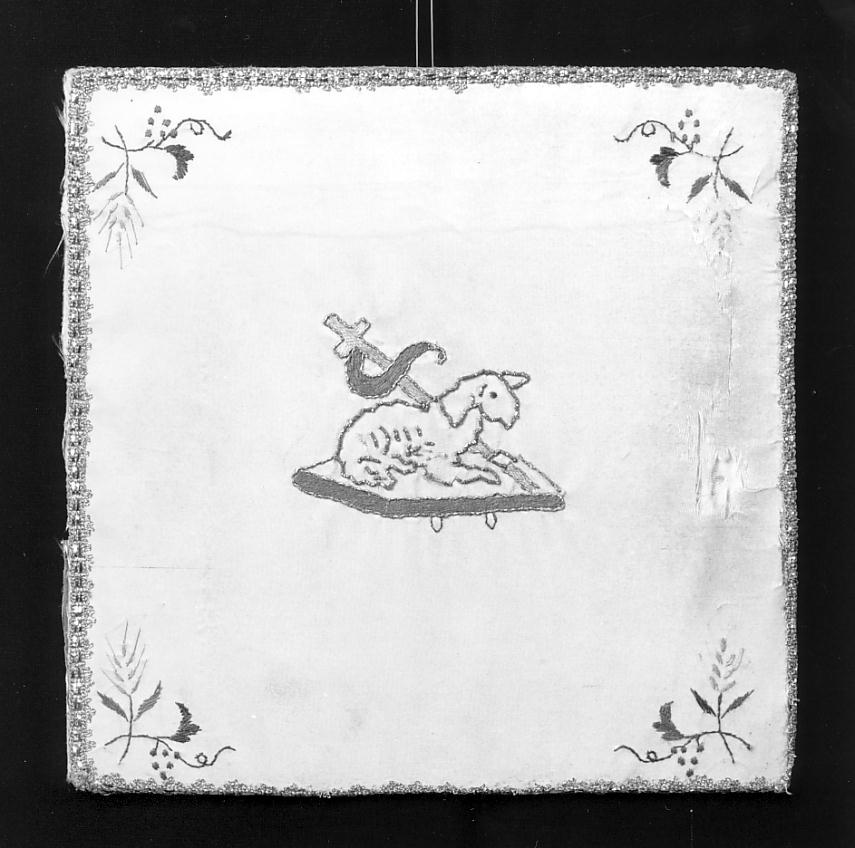 agnello mistico/ simboli eucaristici (borsa del corporale, opera isolata) - manifattura cremonese (primo quarto sec. XX)