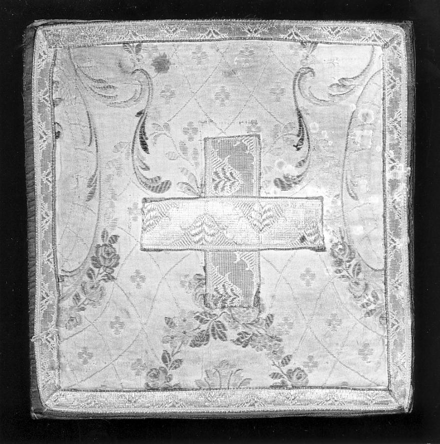 motivi decorativi floreali (borsa del corporale, elemento d'insieme) - manifattura lombarda (seconda metà sec. XVIII)