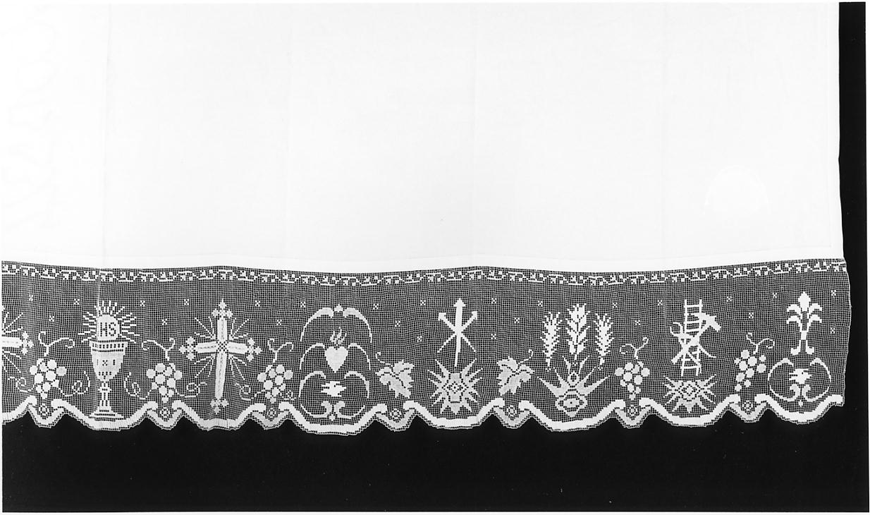 simboli eucaristici/ simboli della passione/ motivi decorativi vegetali (tovaglia d'altare, opera isolata) - manifattura cremonese (prima metà sec. XX)