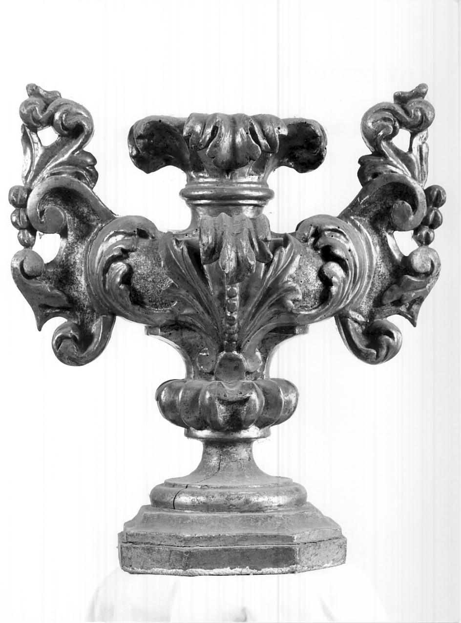 vaso d'altare con composizione floreale, serie - ambito italiano (sec. XVIII)