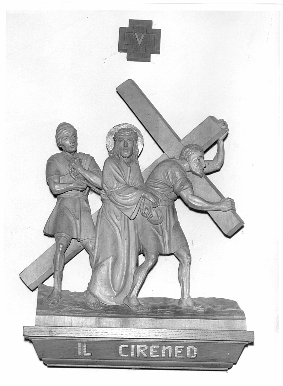 Cristo aiutato da Simone il Cireneo a portare la croce (rilievo) - ambito gardenese (sec. XX)