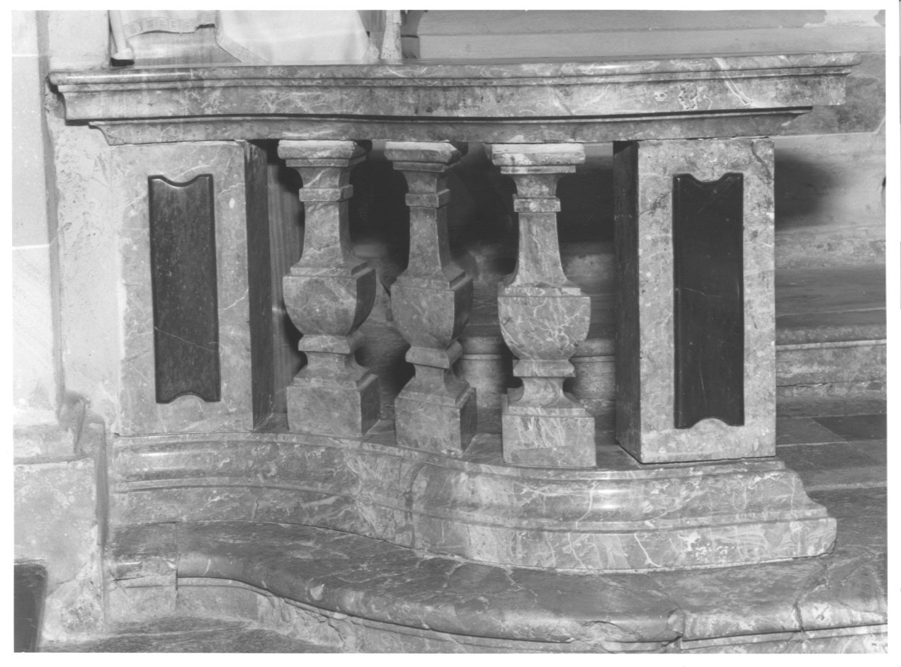 balaustrata di cappella, coppia - bottega lombarda (prima metà sec. XVIII)