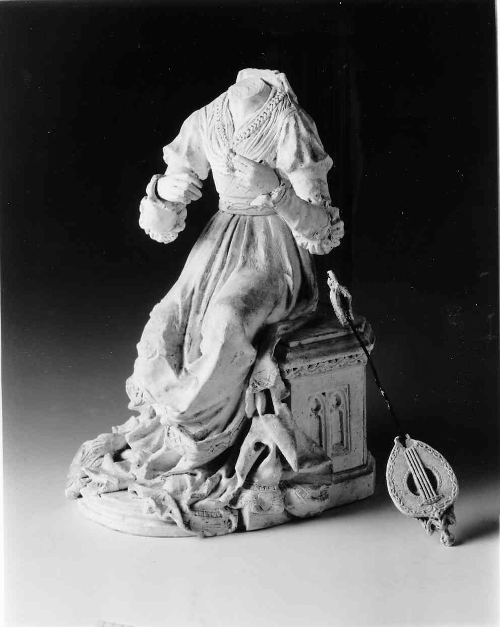 Gentildonna, figura femminile musicante seduta in costume medioevale (scultura, opera isolata) - ambito lombardo (ultimo quarto sec. XIX)