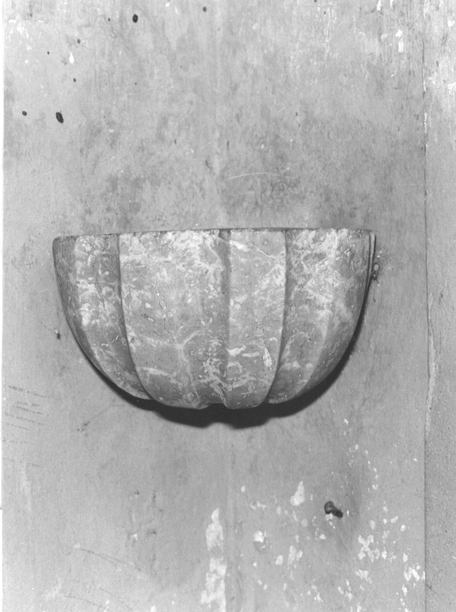 acquasantiera da parete, opera isolata - bottega lombarda (sec. XVIII)