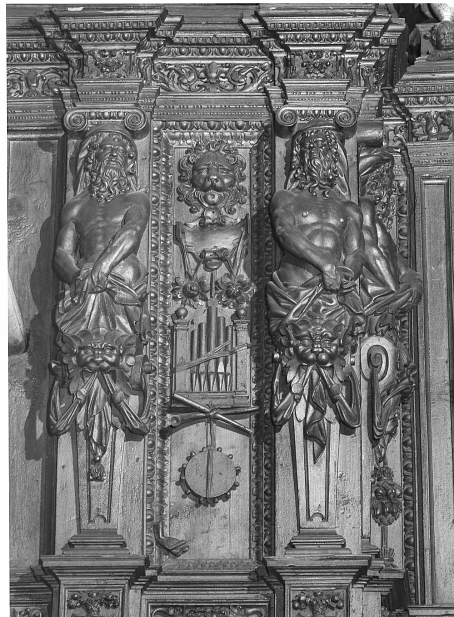 mascherone e simboli musicali (rilievo) di Salmoiraghi Giovanni Battista (sec. XVII)