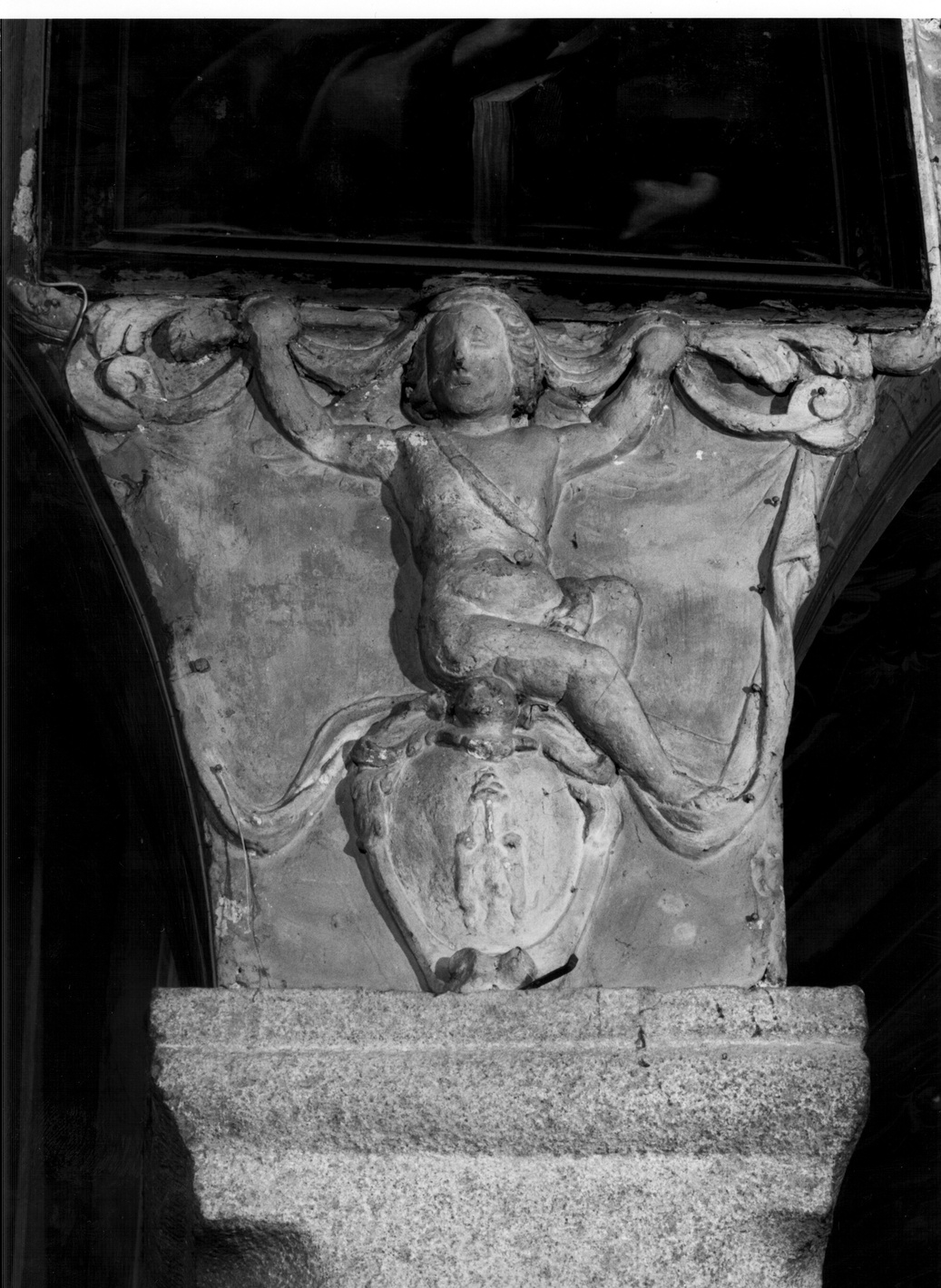 angelo reggistemma (decorazione plastica, elemento d'insieme) - ambito lombardo (sec. XVII)
