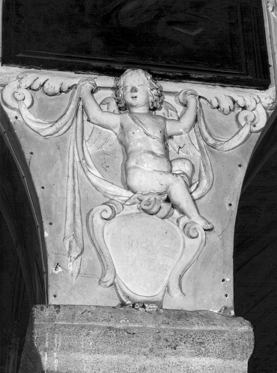 angelo reggistemma (decorazione plastica, elemento d'insieme) - ambito lombardo (sec. XVII)