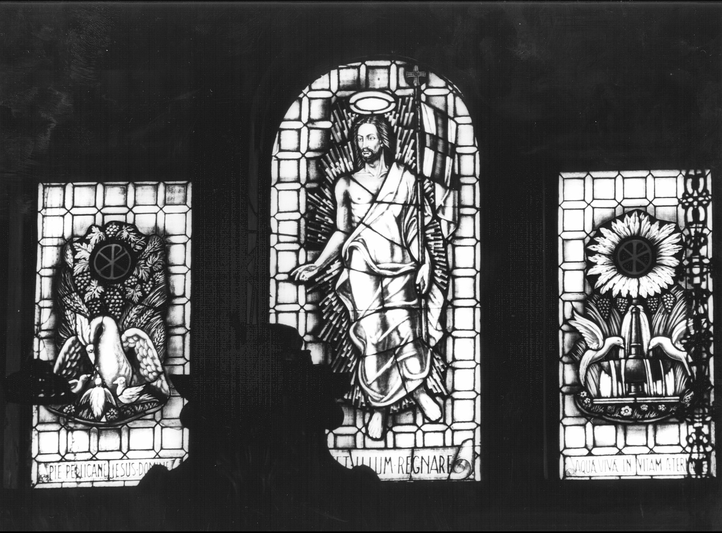 Cristo risorto/ motivi decorativi/ simboli cristiani (vetrata, opera isolata) - ambito lombardo (sec. XIX)