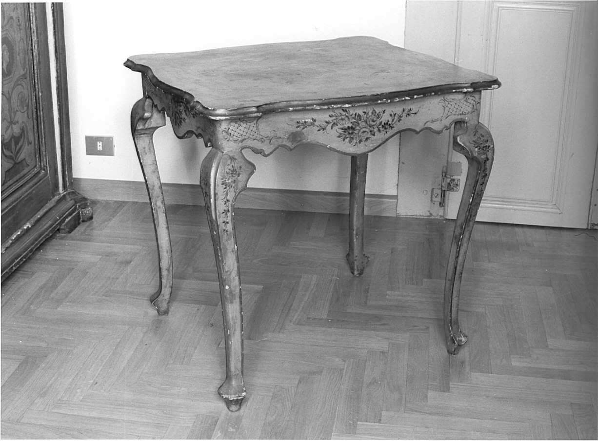 tavolino, opera isolata - bottega veneta (prima metà sec. XVIII)