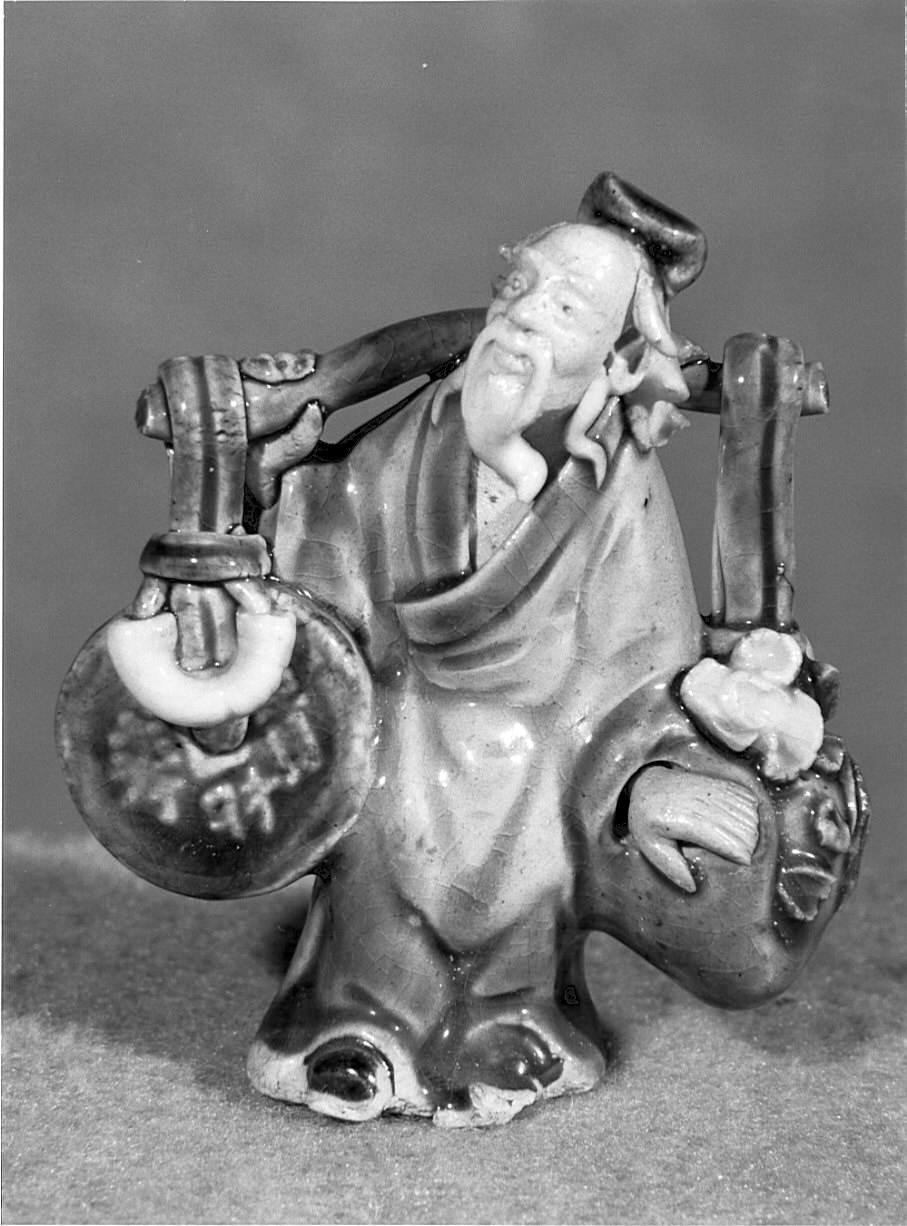 figura di anziano cinese con bisacce (statuetta, opera isolata) - ambito cinese (?) (sec. XVIII)