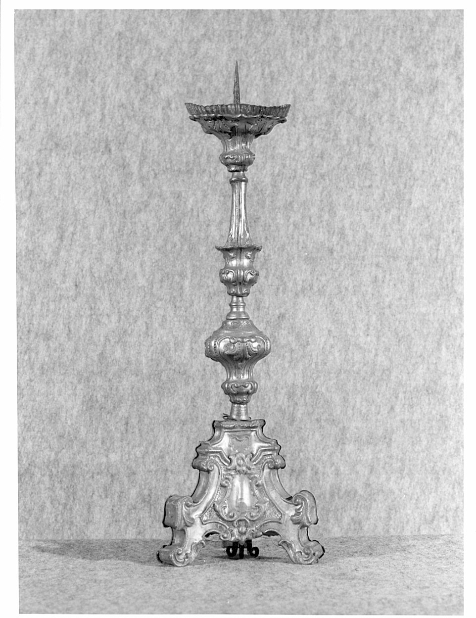 candeliere d'altare, serie - produzione italiana (sec. XVIII)