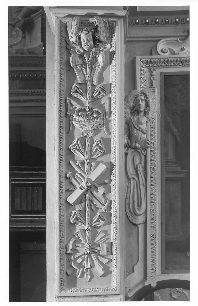 cherubino con drappo e strumenti da falegname (decorazione plastica, elemento d'insieme) di Casella Alessandro (cerchia) (sec. XVII)