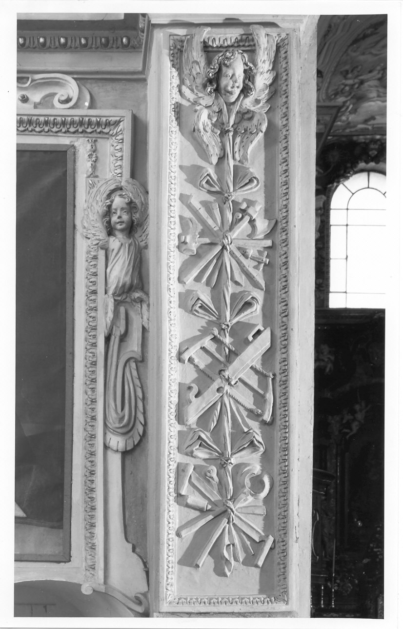 cherubino con drappo e strumenti da falegname (decorazione plastica, elemento d'insieme) di Casella Alessandro (cerchia) (sec. XVII)