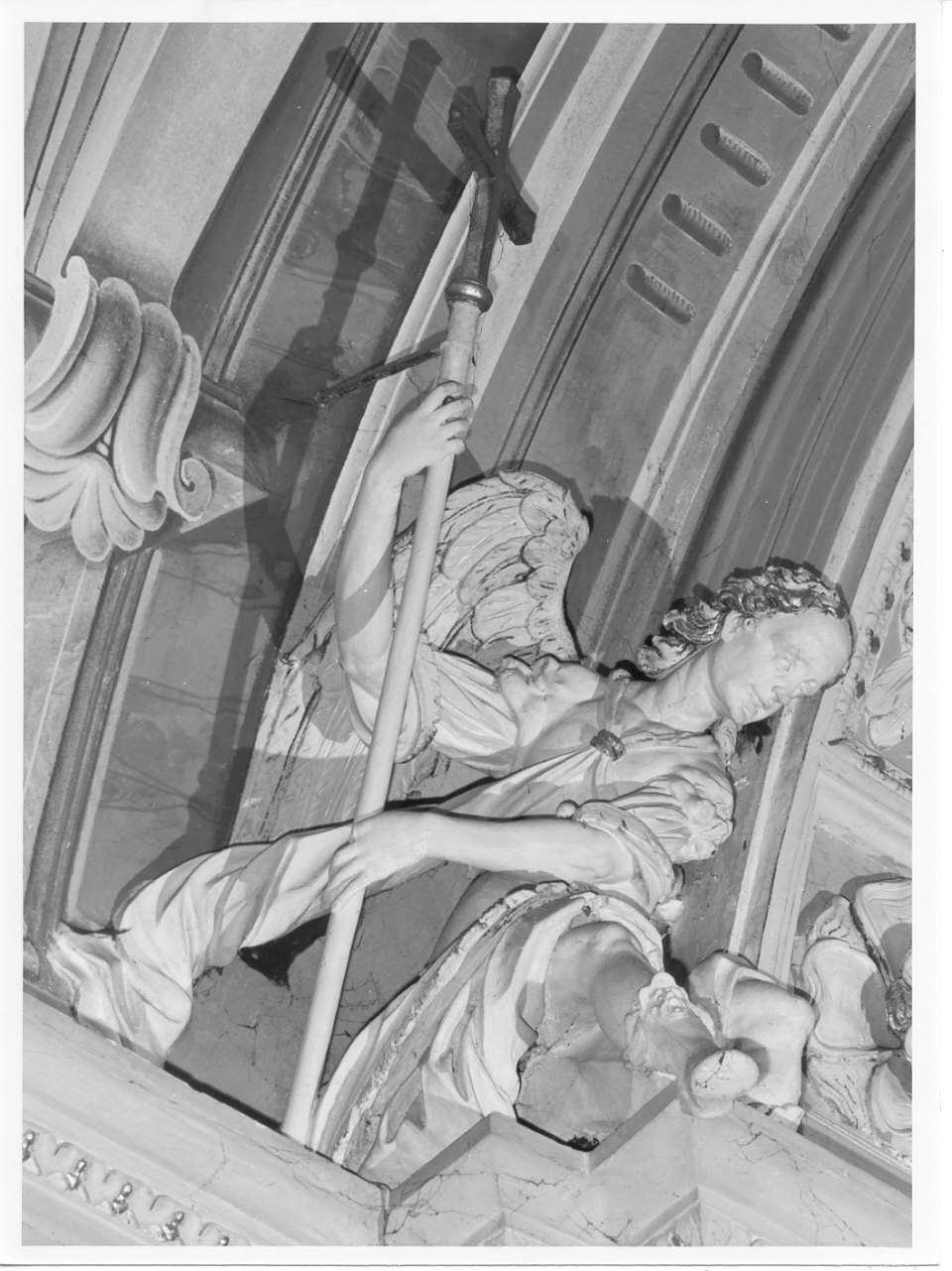 angelo con croce (decorazione plastica, elemento d'insieme) di Casella Alessandro (metà sec. XVII)