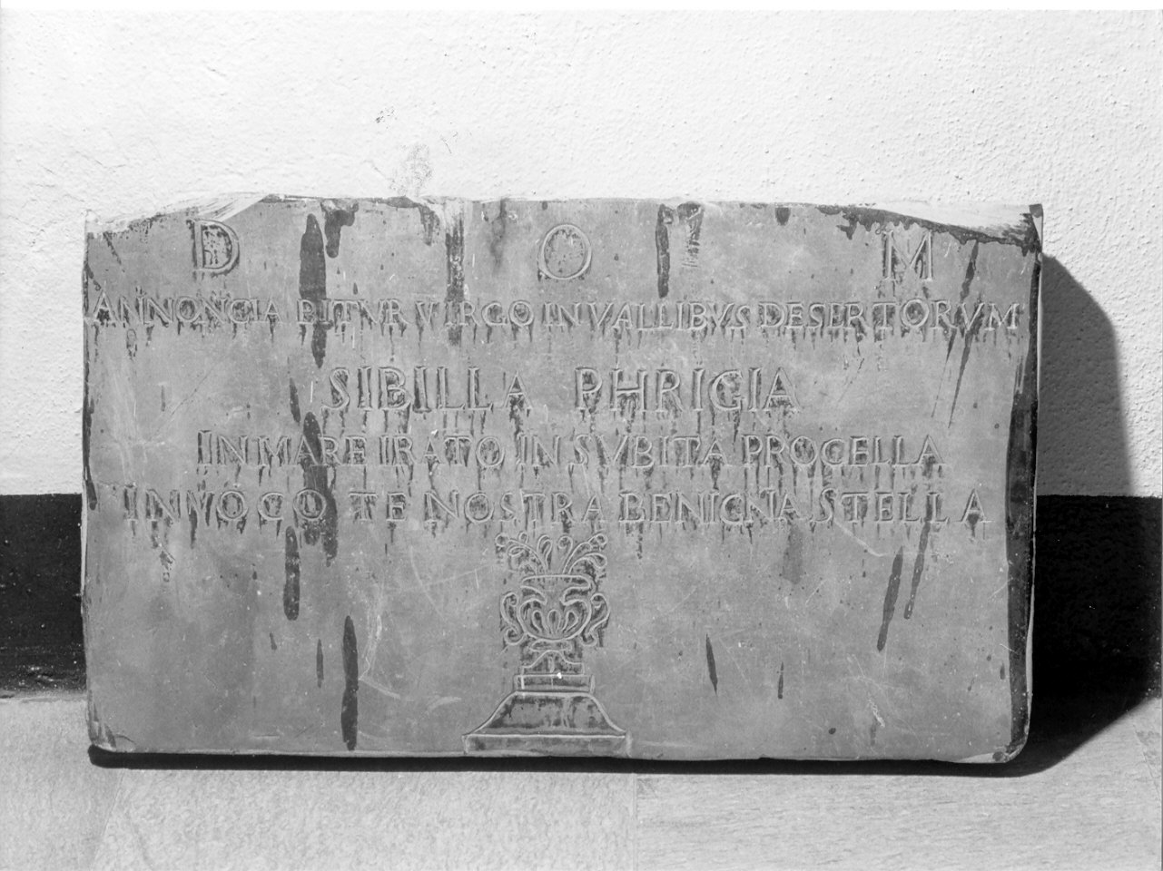 lapide commemorativa, opera isolata - ambito lariano (sec. XVII)