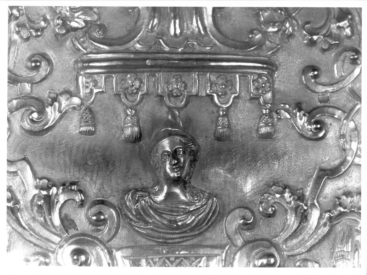 testa di donna (decorazione a sbalzo, coppia) - bottega Italia settentrionale (sec. XVIII)