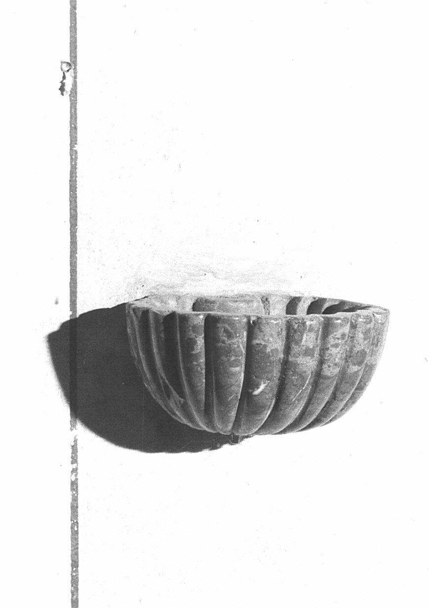 acquasantiera - a conchiglia, opera isolata - bottega bergamasca (sec. XVII)