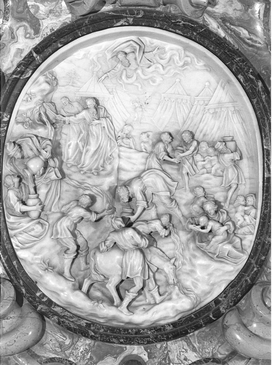 Mosè fa scaturire l'acqua dalla roccia (rilievo, elemento d'insieme) di Fantoni Francesco, Fantoni Grazioso il Vecchio (sec. XVIII)
