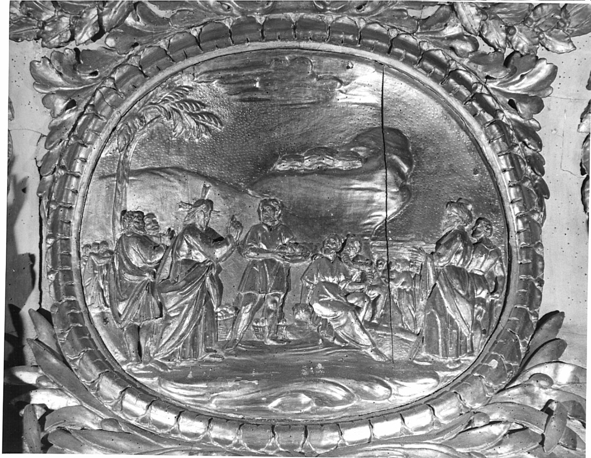 moltiplicazione dei pani e dei pesci (medaglione, elemento d'insieme) di Rapizza Giovanni Battista (sec. XIX)