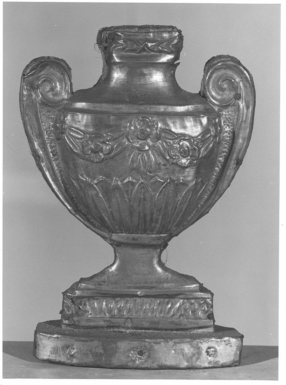 vaso d'altare con composizione floreale, serie - bottega bergamasca (sec. XVIII)