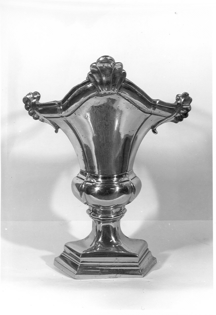 vaso d'altare con composizione floreale, serie - bottega lombarda (prima metà sec. XVIII)