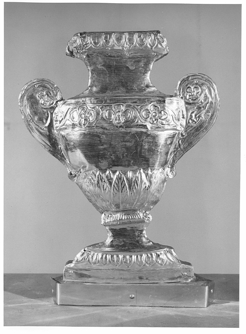 vaso d'altare con composizione floreale, serie - bottega lombarda (secc. XVIII/ XIX)